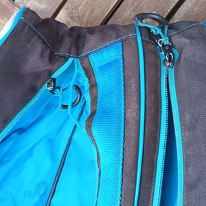 Dos bolsos o fundas para raquetas de tenis marca Babolat, de diferentes modelos y colores, con cierres; usados, con desgaste y señales de uso visibles. - imagen 4