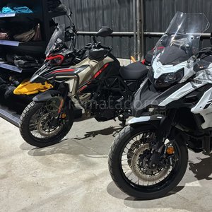 Motocicleta Benelli TRK 502 X Negra y Beige - imagen 2