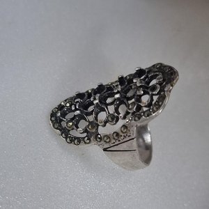 Anillo de Plata con Diseño Calado y Piedras - imagen 3