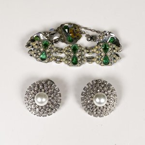 Lote anterior: Conjunto Art Decó: Brazalete con Piedras Verdes y Par de Aretes Media Perla