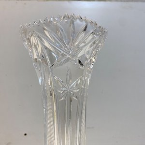 Dos Floreros de Vidrio: Cristal Tallado y Vidrio Moldeado con Relieve Floral - imagen 3