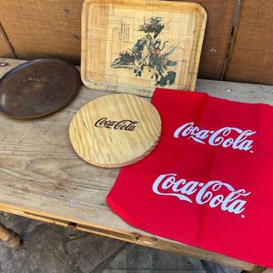BANDEJAS, PLATOS DE COCA Y MANTELES DE COCA COLA - imagen 1