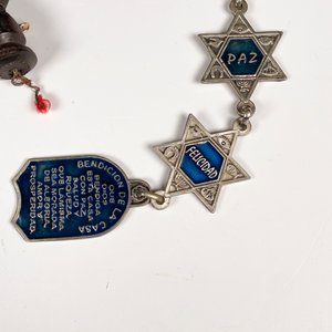Seis Piezas: Amuletos Varios y Manos de Madera - imagen 4
