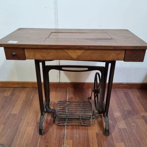 Antigua Máquina de Coser a Pedal Romanoni con Mueble de Madera y Hierro Fundido - imagen 2