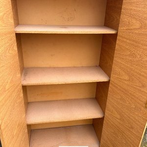 Mueble de dos puertas con estantes - imagen 3