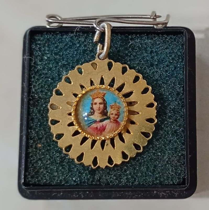 Lote siguiente: Dije con imagen religiosa - Joya de Oro