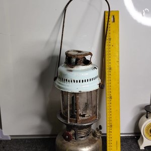 Lote siguiente: Farol Antiguo Grande de Metal con Detalles a la Vista