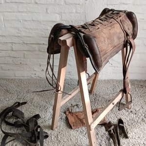 Lote siguiente: Basto de cuero antiguo con estribos y mañador