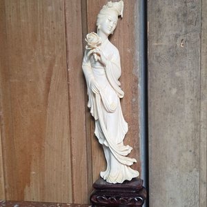Lote siguiente: Figura Oriental de Dama con Rosa en Marfil, 23cm