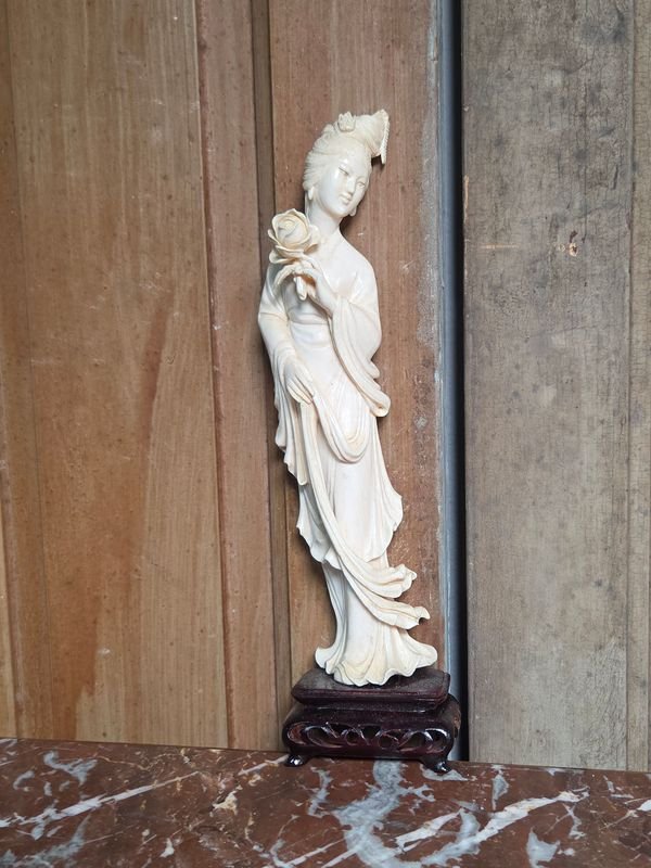 Figura Oriental de Dama con Rosa en Marfil, 23cm