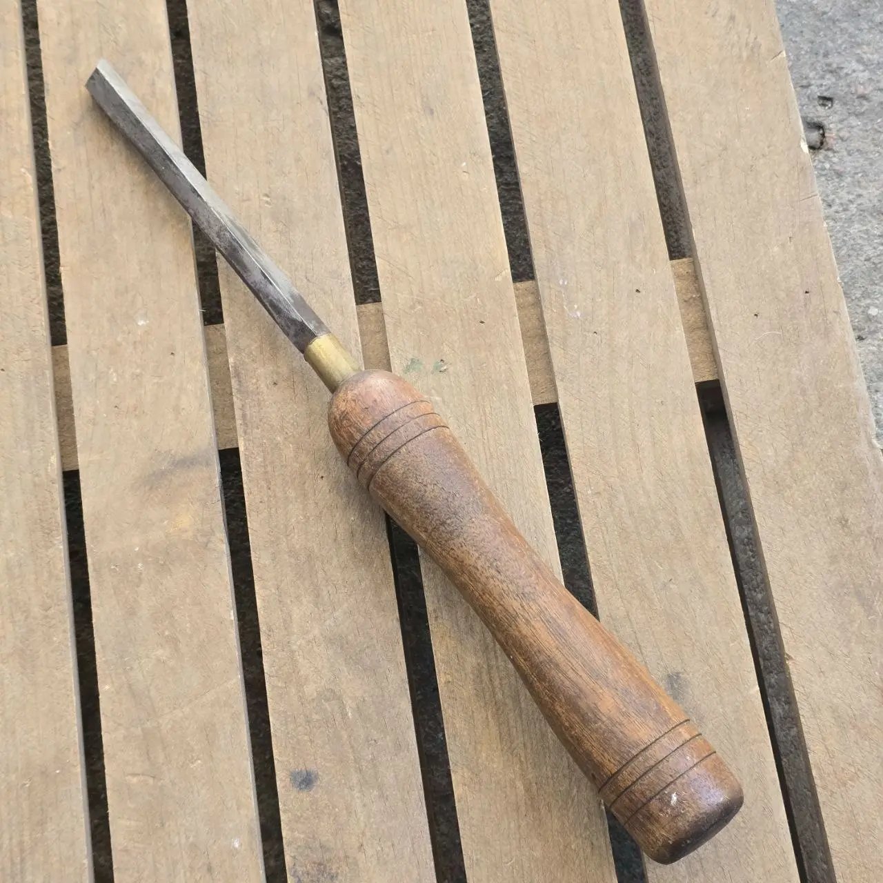 Formón de carpintería con mango de madera
