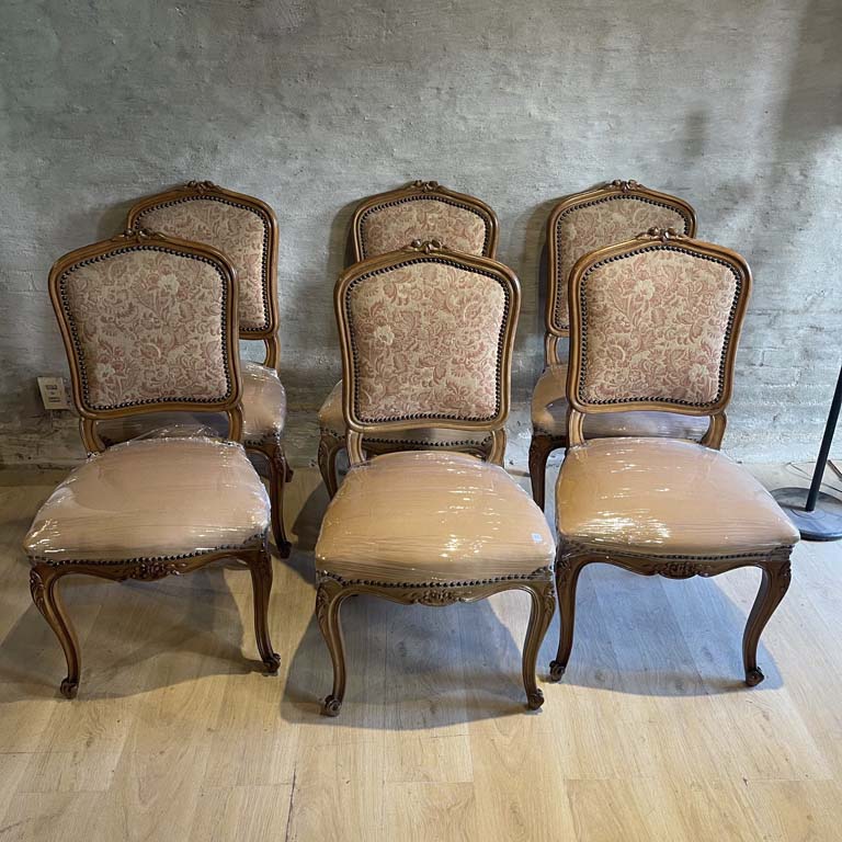 Lote siguiente: 6 Sillas Luis XV con Tachas y Tapicería - Medidas: 53x49x100cm
