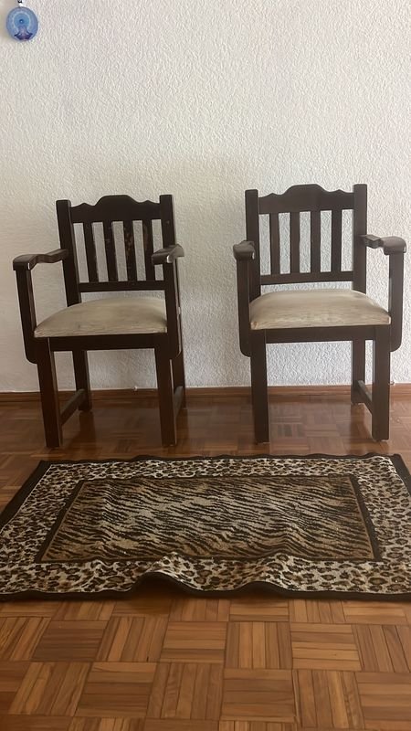 Lote anterior: Pareja de sillas de madera con alfombra