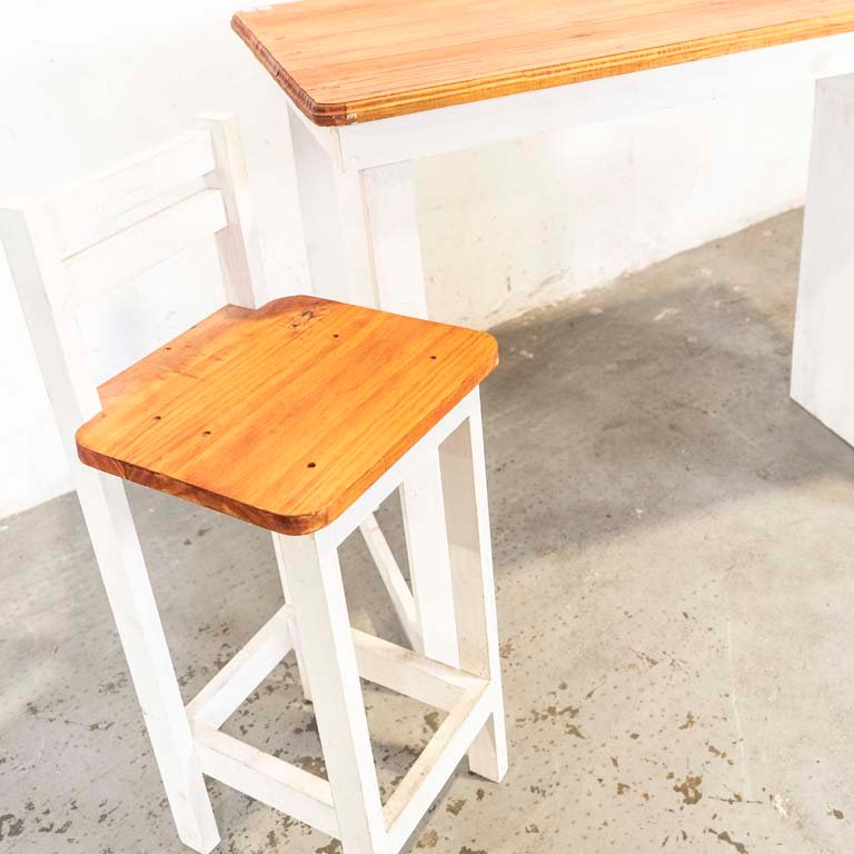 Mesa alta/desayunador de madera con detalles en la pintura y el lustre - imagen 3