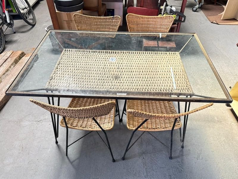 Lote siguiente: Juego de comedor de hierro y mimbre con mesa y sillas