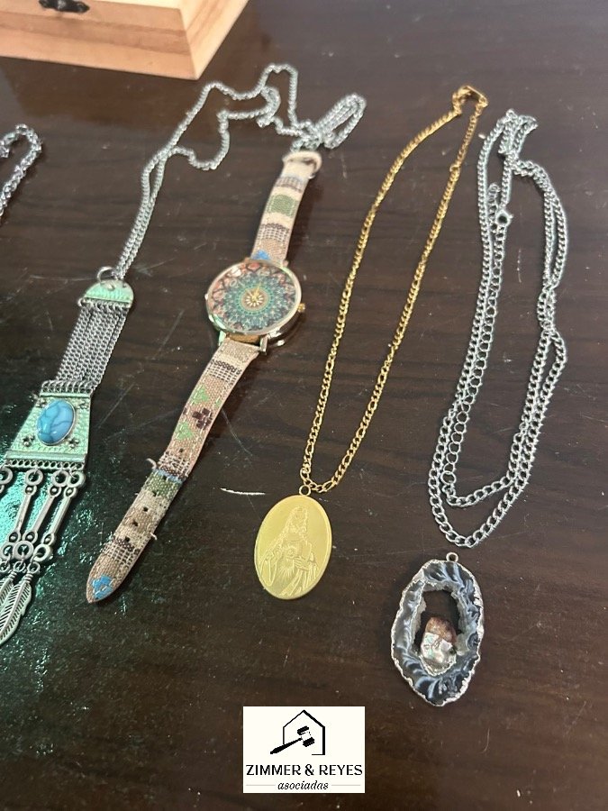 Alajero de Madera con Bijouterie Variada: Collares y Reloj