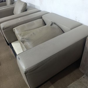Sillón Contemporáneo Camerich USA de Cuero Gris con Base de Madera Maciza y 3 Almohadones - imagen 2