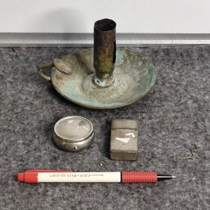Lote anterior: Portavelas de Bronce y Dos Pastilleros Metálicos