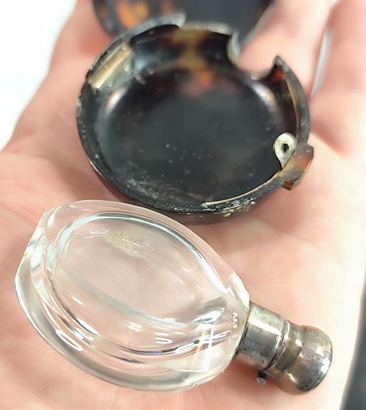 Antiguo y pequeño perfumero oriental protegido en su estuche de carey con incrustaciones en plata - imagen 5