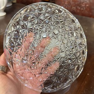 Conjunto de 6 Platos Antiguos de Vidrio Transparente con Diseño Geométrico - imagen 3