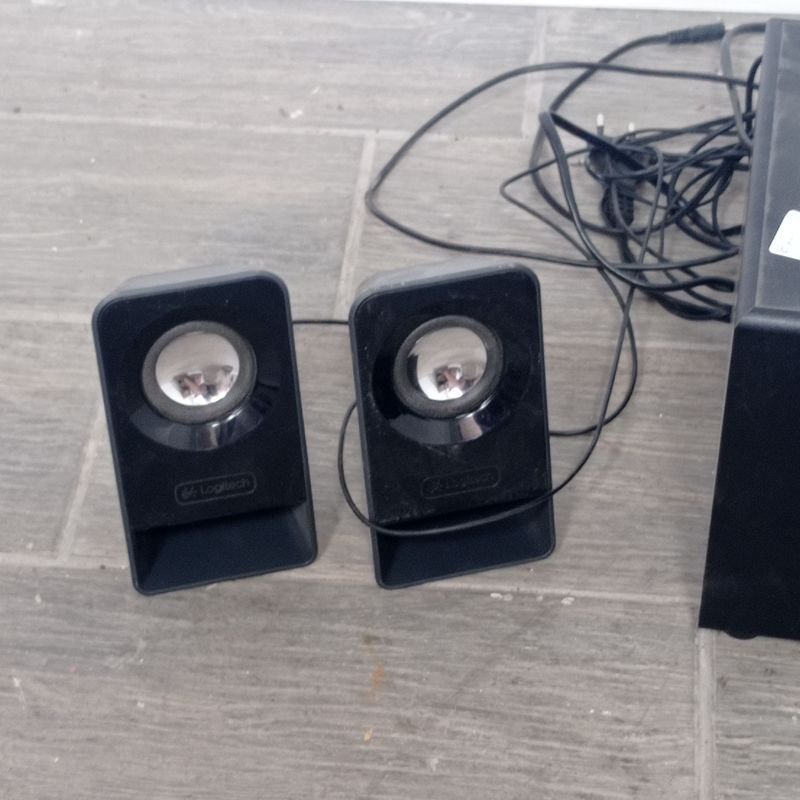 Juego de parlantes marca Logitech en venta - imagen 3