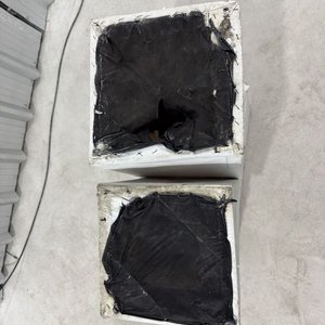 Lote de 4 poofs o banquetas blancas con estructura de madera - imagen 9