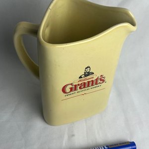 Jarra de Loza Amarilla con Monograma William Grant's Scotch Whisky - imagen 2