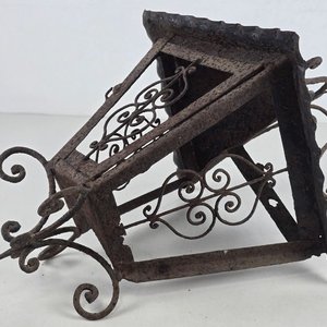 Antiguo Farol de Pared en Hierro Forjado con Detalles Ornamentales - imagen 4