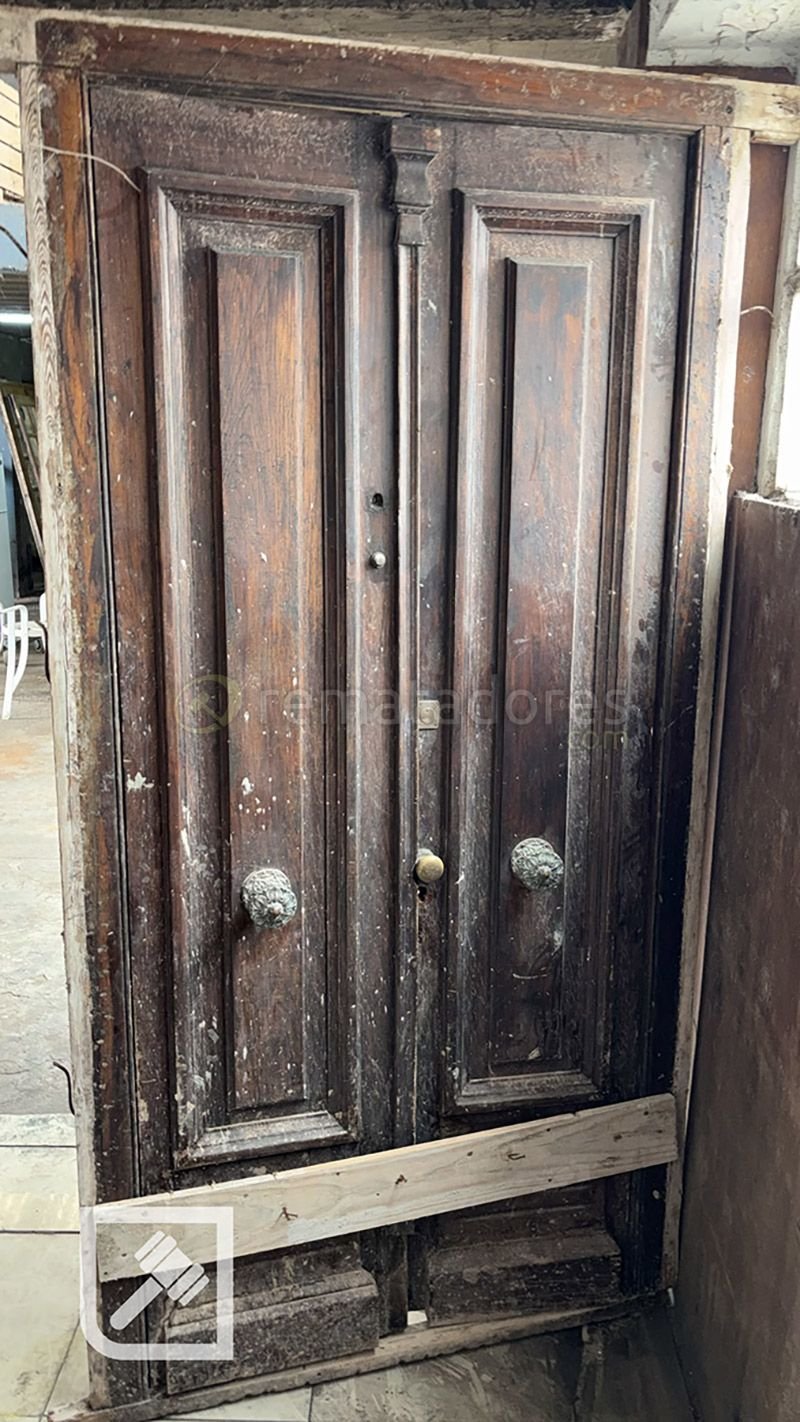 Puerta Doble Antigua de Madera con Manijas de Bronce