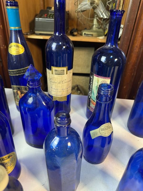 Colección de botellas y vasos de vidrio azul - imagen 13
