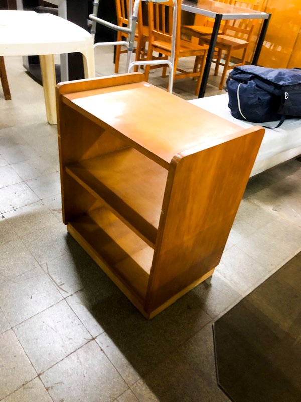 Estantería de madera de dos niveles