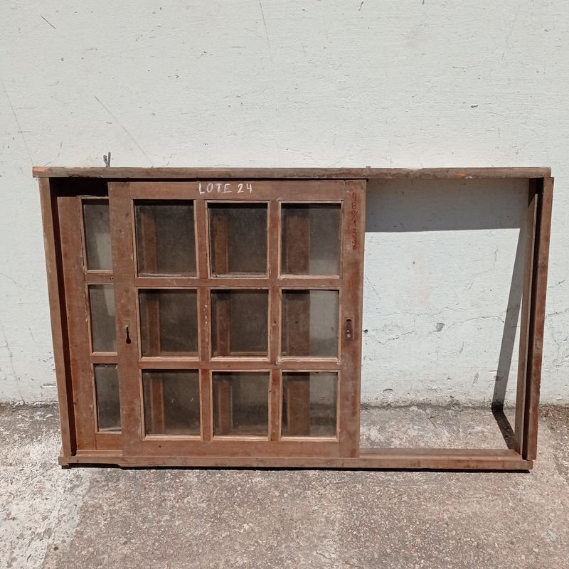 Lote siguiente: Ventana colonial de cedro con dos hojas corredizas