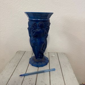 Lote anterior: Jarrón Azul con Figuras Mitológicas y Detalles de Vendimia