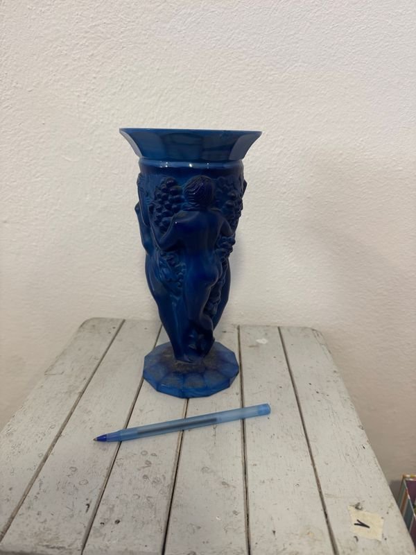 Jarrón Azul con Figuras Mitológicas y Detalles de Vendimia