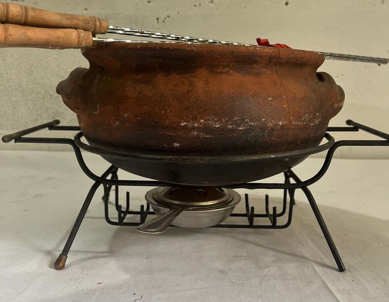 Olla Fondue Cerámica con Manija y Puntas de Metal - imagen 3