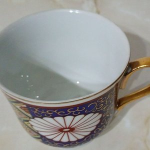 Taza Antigua de Porcelana Japonesa Estilo Imari con Detalles Pintados a Mano - imagen 4