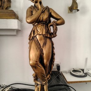 Figura Venus en Mármol Bañada en Dorado - imagen 3