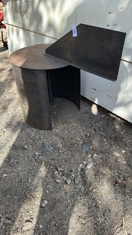 Mesa y objetos metálicos en buen estado - imagen 1