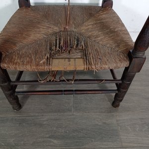 Sillón bajo de madera de pino con asiento de cardo y avería - imagen 4