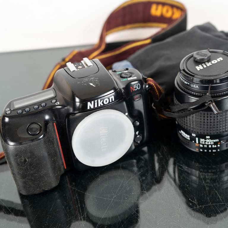 Cámara reflex Nikon N50 con lente 35-80mm - imagen 2