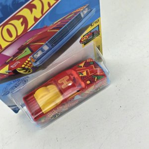 Hot Wheels Art Cars El Camino '80 Rojo con Diseño Geométrico - imagen 3