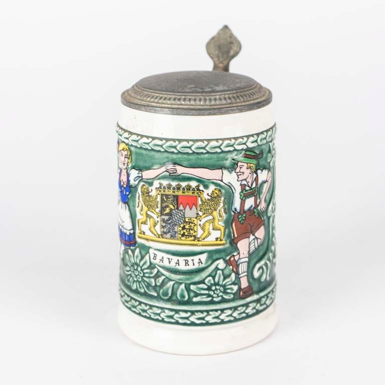 Jarra de cerveza alemana con escena en relieve y tapa de porcelana - imagen 1