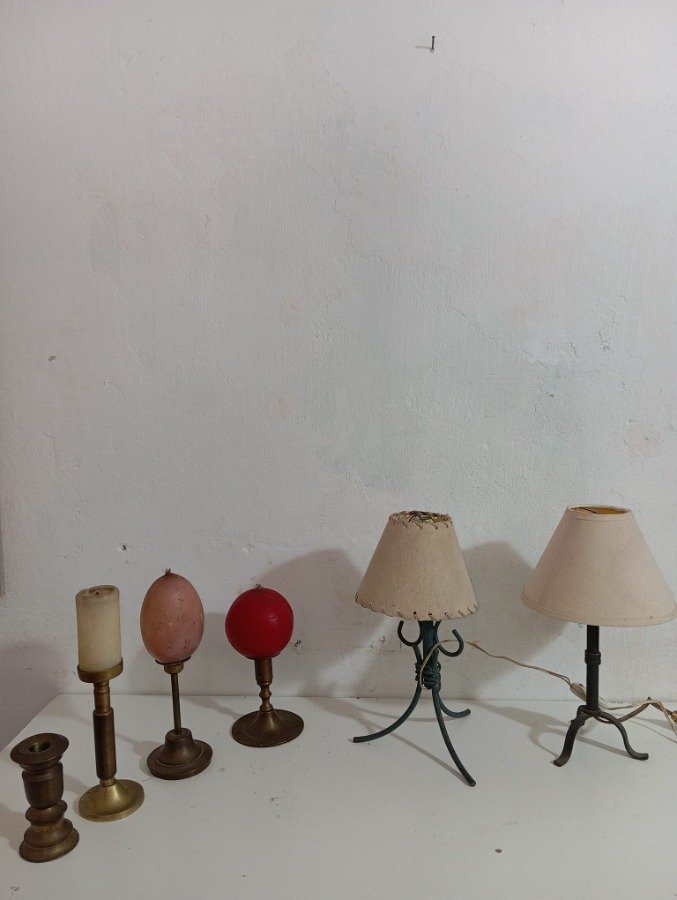 Lámparas portátiles y candelabros de bronce con velas - imagen 1