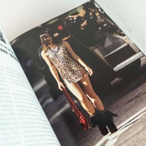 Libro "100 Contemporary Fashion Designers" Tapa Dura con Sobrecubierta - imagen 2