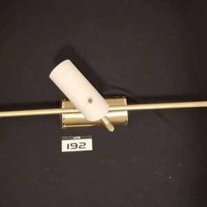 Aplique de Iluminación Retro con Tres Focos Orientables y Pantallas Tubulares de Vidrio Opal - imagen 6
