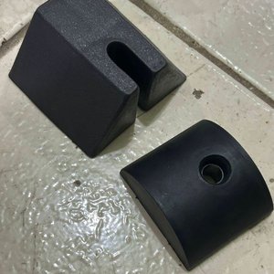 Lote de Piezas Plásticas Negras para Muebles - imagen 1