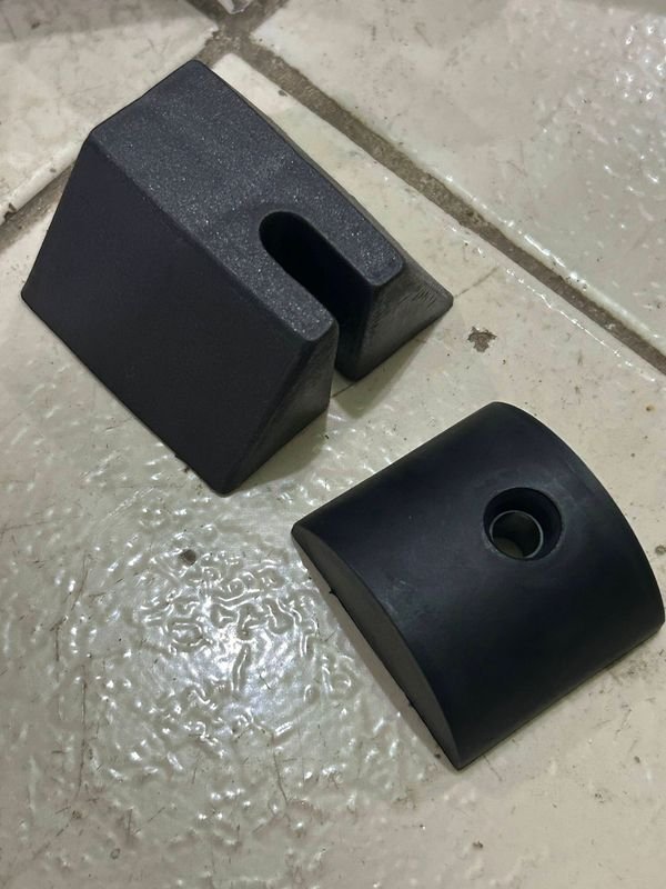 Lote de Piezas Plásticas Negras para Muebles