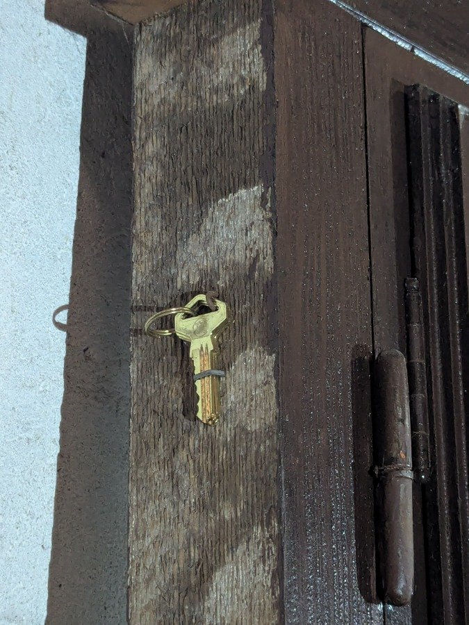 Puerta de frente antigua en cedro con reja y marco de pinotea - imagen 10