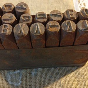 Juego de 22 Punzones de Hierro con Letras y Números - imagen 1