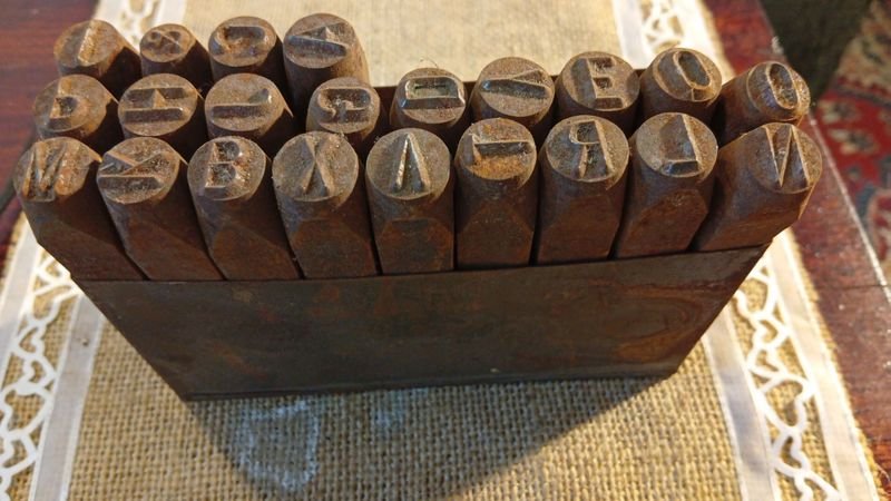Juego de 22 Punzones de Hierro con Letras y Números